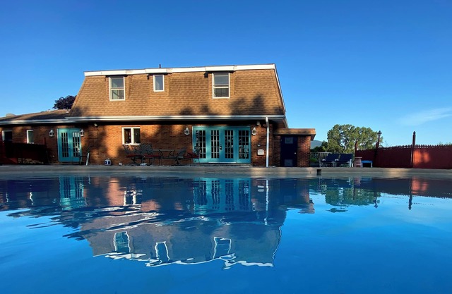 Spacious home with character, Near slopes, Fireplace, Private Pool, and Hot Tub