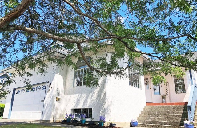 Spacious home with great access to all Victoria has to offer!