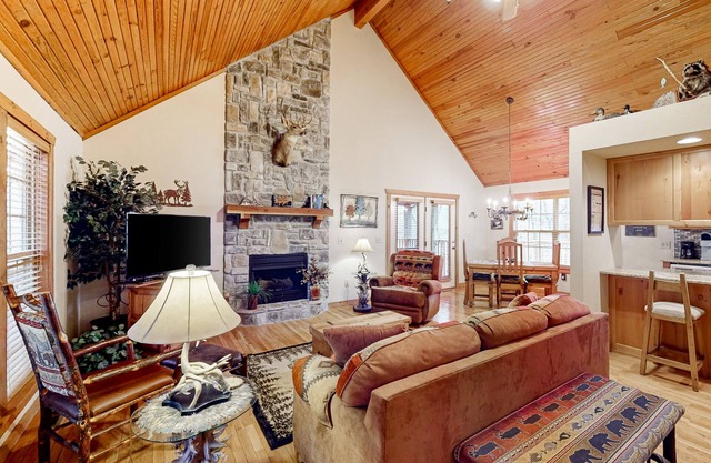 Spacious home with screened patio, fireplace & resort amenities