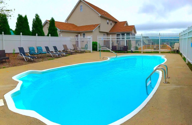 Spacious Home with a Game room, Pool , Sauna, Hot Tub