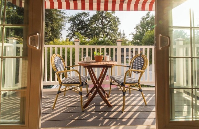 Spacious Honeymoon Suite w/2 Beds & Private Kitchen