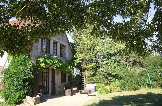 Spacious house with fireplace and garden in Bressolles