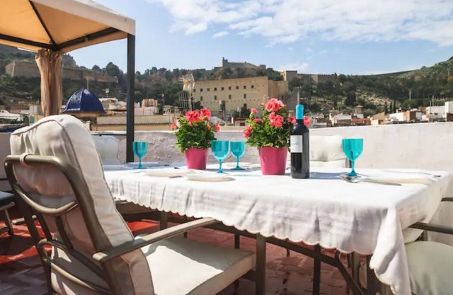 SPACIOUS HOUSE IN THE HISTORICAL CENTER AND BEAUTIFUL VIEWS