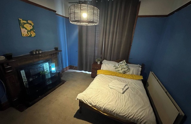 Spacious House- Parking, Garden & Central Location