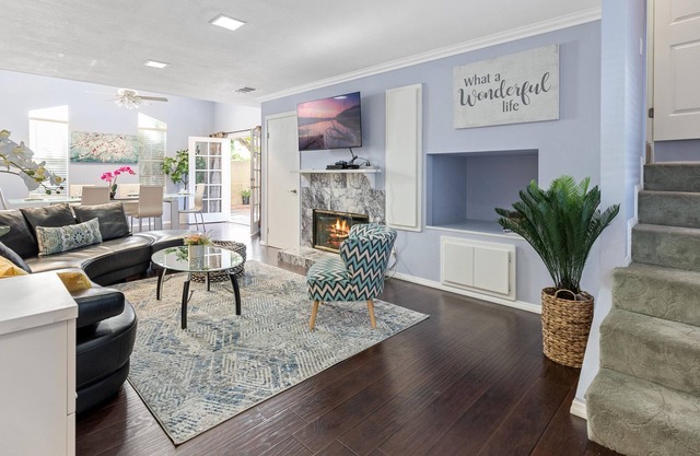 Spacious House Minutes to Disneyland * Beach * Big Private Yard* Game Room