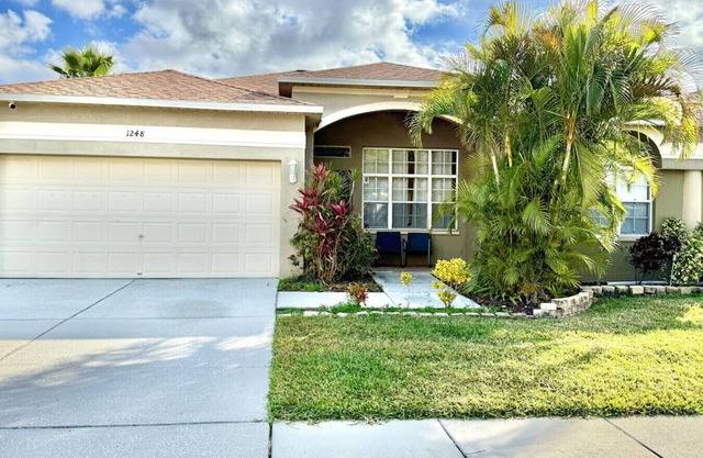 Spacious House w/Pool & Hot Tub near Tampa