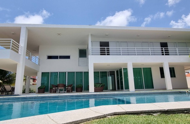 Spacious house with 6 bedrooms, split AC, Wi-Fi, on the wonderful Carneiros beach