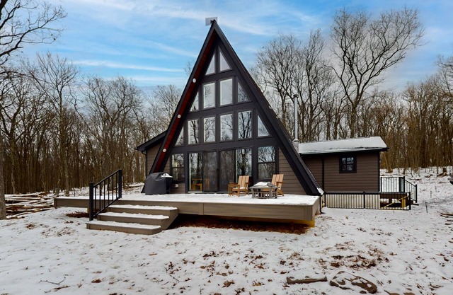 Spacious house with deck, fire pit, grill & ping pong table