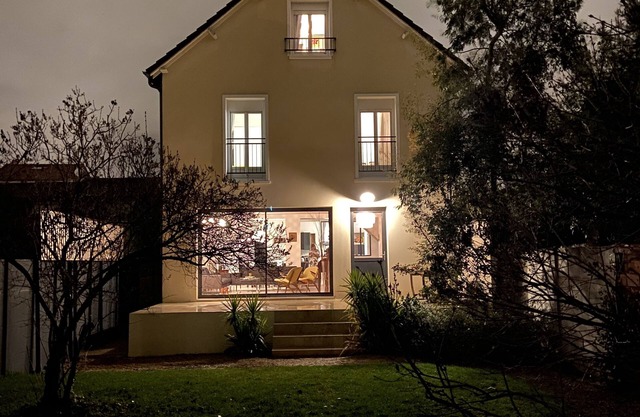 Spacious house with large garden, near Paris