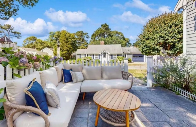 Spacious house within walking distance to Sea Street Beach + Pelham House