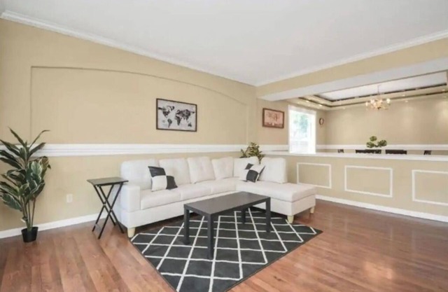 Spacious Houston Home 5 Bedrooms 3.5 Bathrooms 12 beds perfect for large group