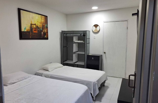 Spacious independent room 2 blocks from the beach and airport