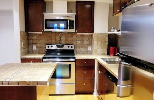 Spacious & Independent Unit with Full Kitchen
