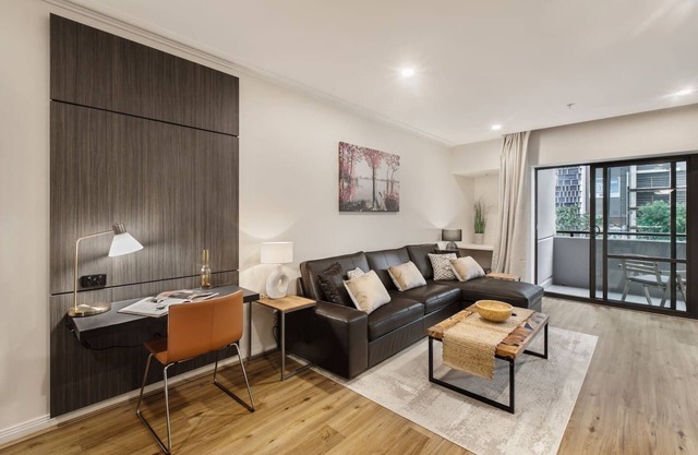 Spacious Inner city Stay with King Bed and Balcony