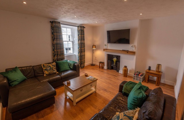 Spacious Keswick Centre 3 Bedroom 2 Bathroom Apartment