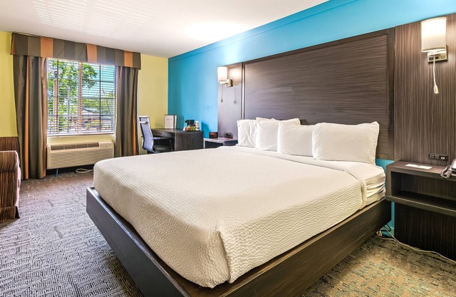 Spacious King Suite with Sofa Sleeper – Comfort & Flexibility - Wildwood Inn