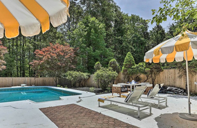 Spacious Kingston Home with Spa Room & Hot Tub!