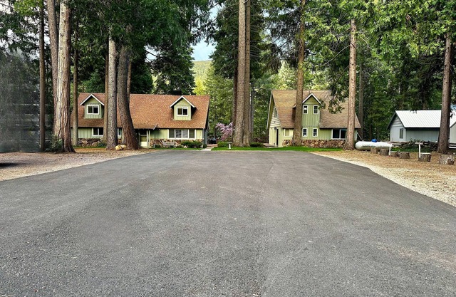 Spacious Lake Almanor River Front Home, sleeps 11, 2 king bed, 2 queen bed