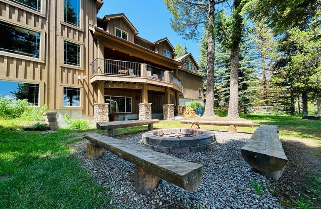 Spacious lake front property close to Yellowstone - Shenandoah Family Retreat