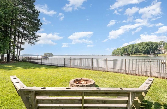 Spacious Lake Front 5-bedroom house with AC, WiFi in wonderful Mooresville
