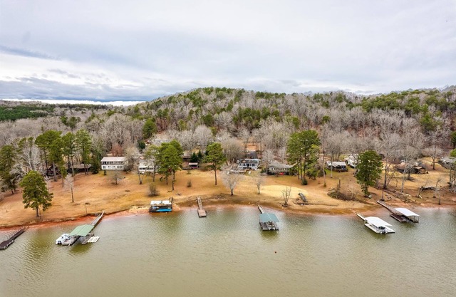 Spacious Lake House Retreat!