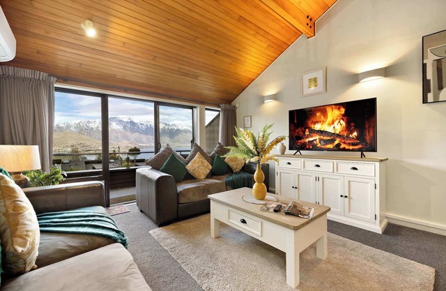 SPACIOUS LAKE VIEW ALPINE TOWNHOUSE WALK TO TOWN