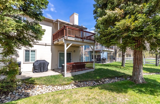 Spacious lake view townhouse near Yosemite w/hot tub & pool access, AC, & WiFi