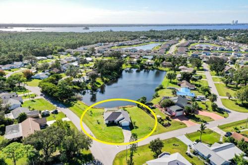 Spacious lakefront pool home in North Fort Myers