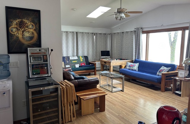 Spacious, Lakefront 2-bedroom/2-bath house 30 min to Lambeau Field w/Futon in LR