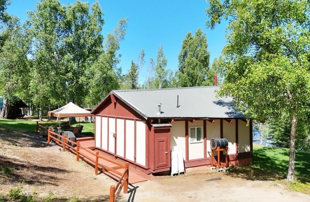 Spacious Lakefront Cabin for Groups-Sleeps 6, Kitchen, Stained Glass Charm