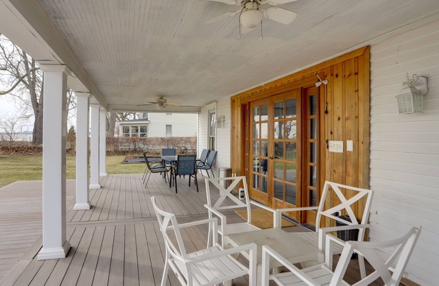 Spacious Lakefront House w/Backyard Fire Pit