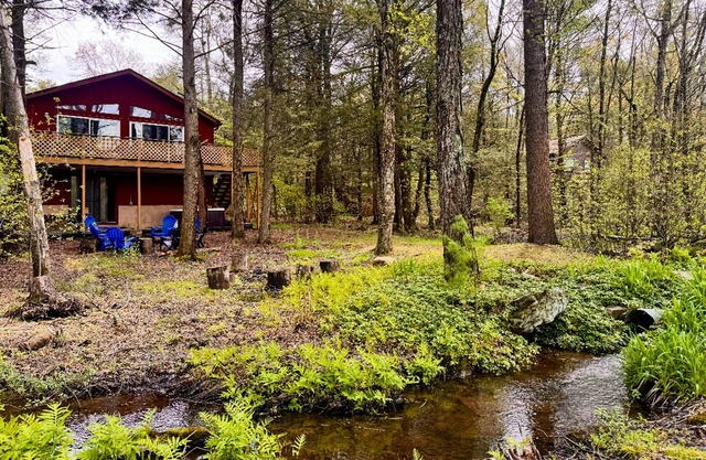 Spacious lakefront home w/private hot tub, pool table, patio, fire pit & grill