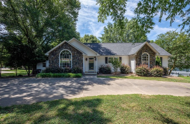 Spacious Lakehouse, Huge Flat Yard, Premium Linens Included!