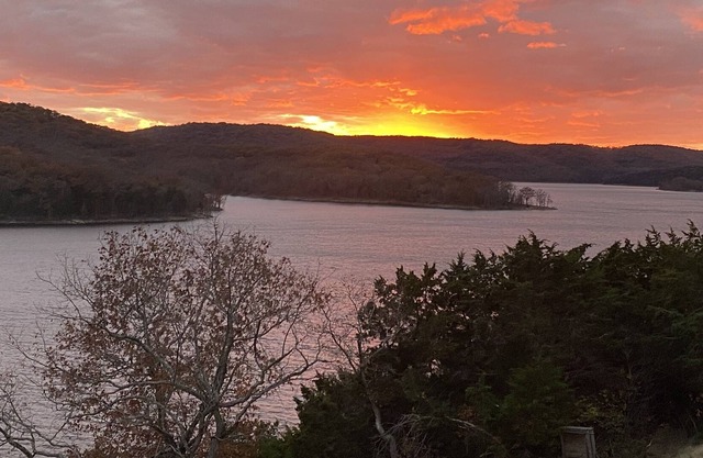 Spacious lakehouse with amazing views of beautiful Table Rock lake!