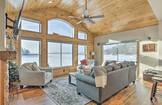 Spacious Lakeside Family Home on Big Bearskin Lake