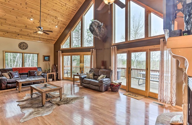 Spacious Lead Getaway w/Private Hot Tub & Deck!