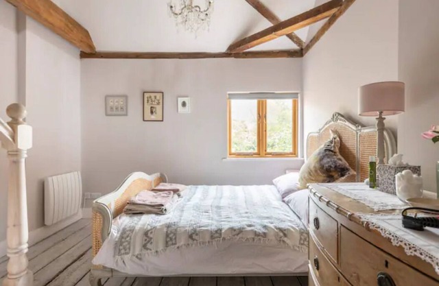 Spacious, light apartment sleeps up to four