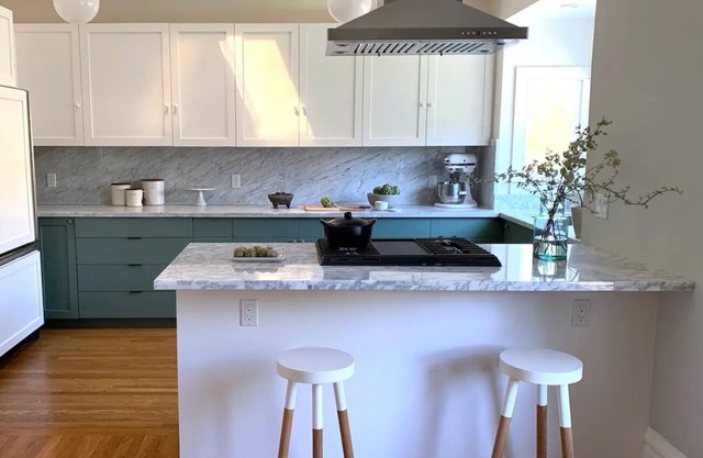 Spacious, light-filled flat in leafy, cafe-filled neighborhoodn