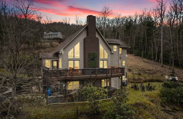 Spacious Lodge with Hot Tub, Firepit, Game Room