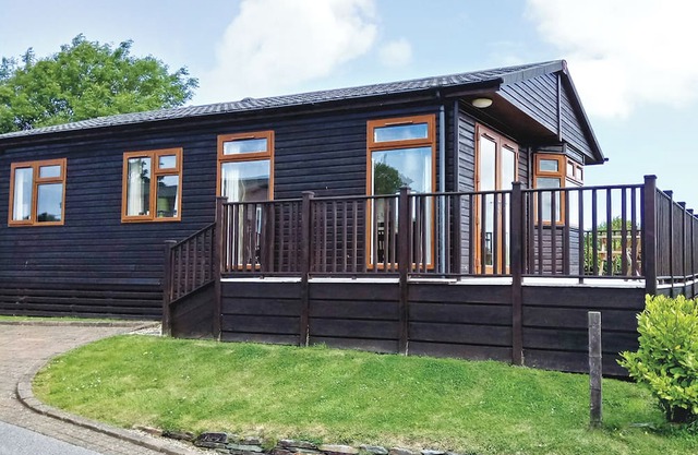 Spacious lodge with one master double and two twin.