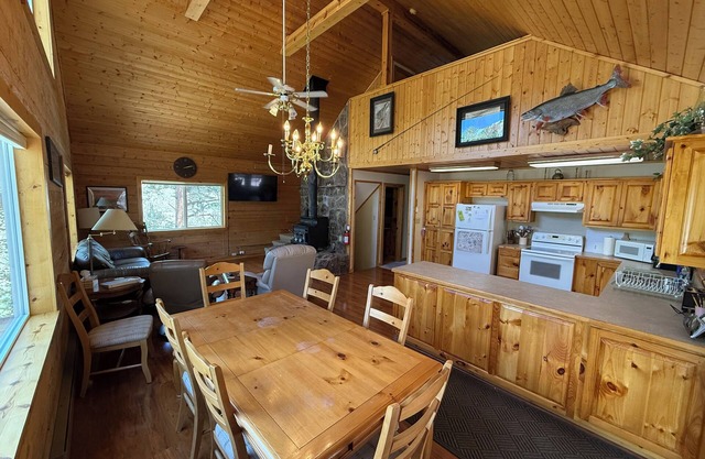 Spacious log cabin with a private gazebo view of Red Mountain!