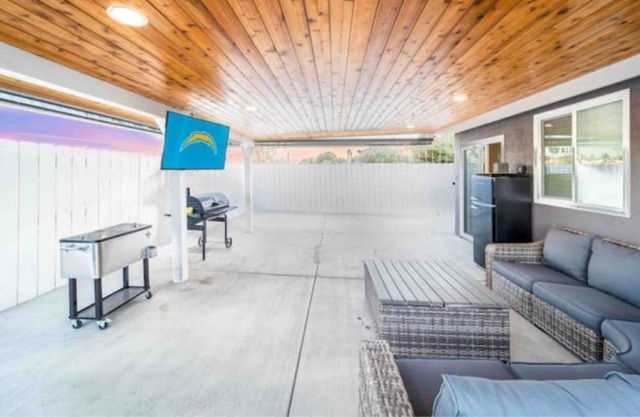 Spacious Lux Home 75" Smart TV/Outside Cinema