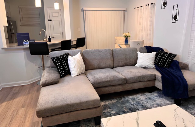 Spacious Luxury 1 Bedroom Apt