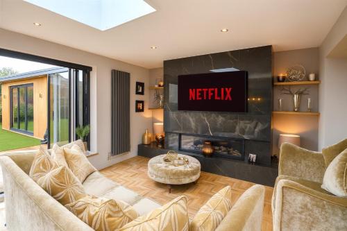 Spacious Luxury 4BDR Sleeps 6 Private Driveway
