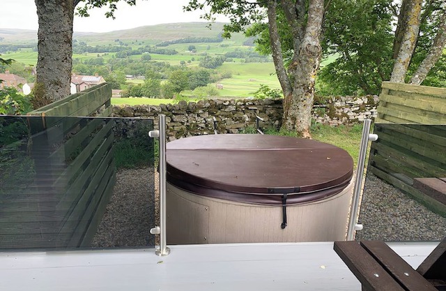 Spacious luxury lodge with high end décor to sleep four.