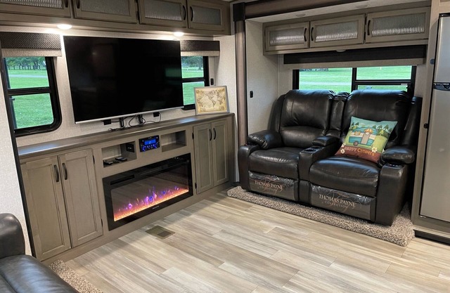 Spacious Luxury RV w/3BD & Cozy fireplace Chap Experience @ KHP