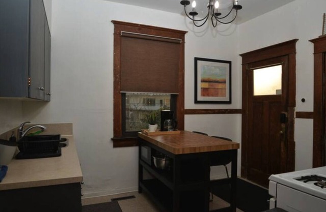 Spacious Main Floor of Heritage House. Eclectic Vibrant Area. Foodie Paradise!