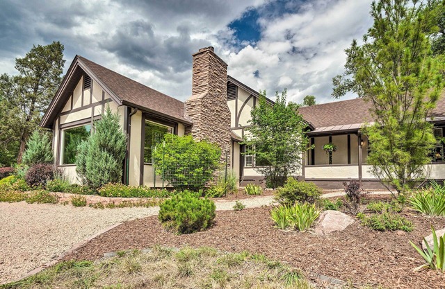 Spacious Manitou Home w/Views in Central Location