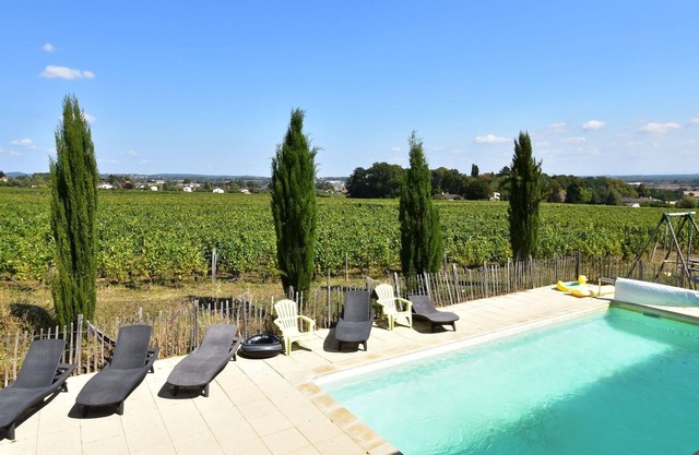 Spacious Mansion in Vinzelles with Swimming Pool