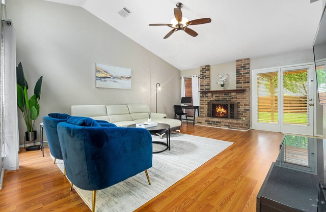 Spacious master King Bed suite, & fast wi-fi, Mins to convention center